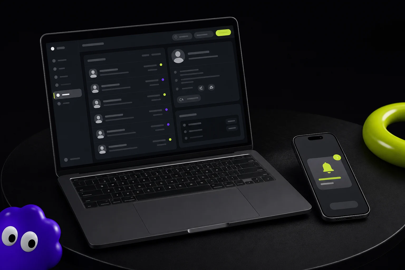 Ноутбук с интерфейсом CRM для ресторана и смартфон с уведомлением о возвращении гостя на чёрном столе